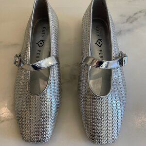 Katy Perry Evie Woven Flat in Silver, Size 6